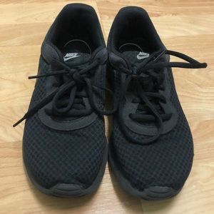Nike women’s tanjun black running shoe